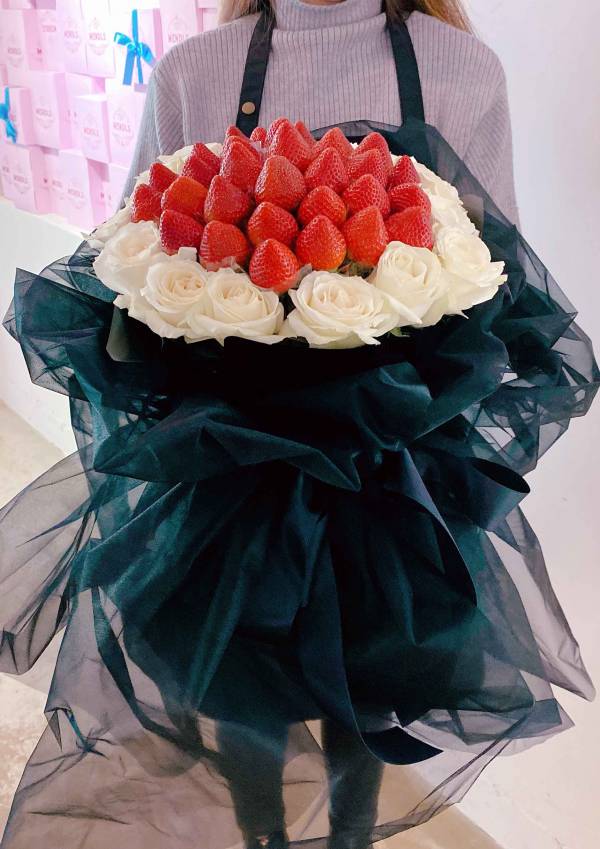 【超浮誇網美必備】So black白玫瑰草莓花束 My Dear strawberries,草莓,花禮,花束,浪漫,送禮,創意禮物,strawberry,bouquet,禮物,祝福,告白,情人節,情人節禮物
