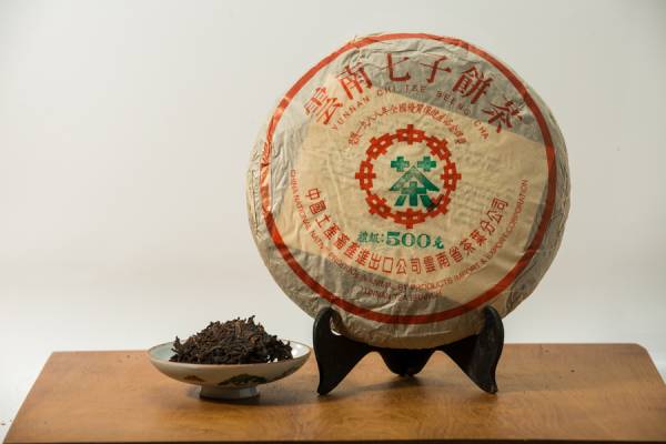 1989年勐海茶廠鄒炳良監製禮級500克普洱熟茶餅 