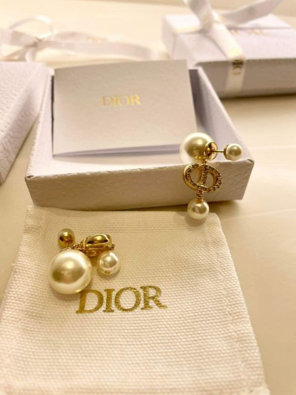 現貨Dior TRIBALES珍珠鑲鑽字母耳環 現貨Dior TRIBALES珍珠鑲鑽字母耳環