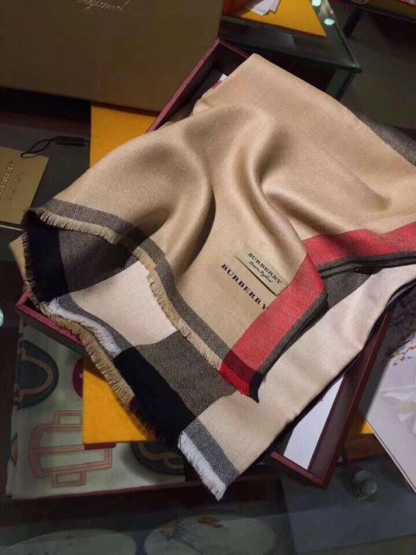 現貨BURBERRY經典格紋鑽石級圍巾(售價已折) 日本代購,BURBERRY,圍巾
