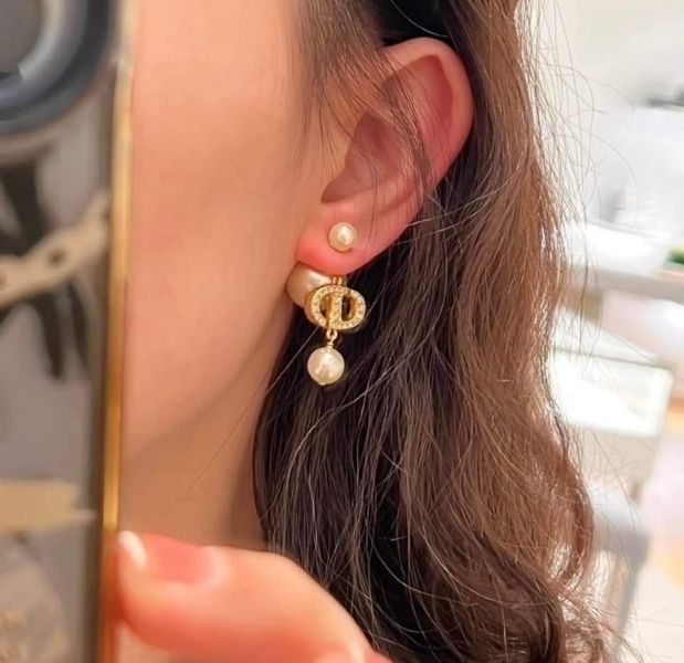 現貨Dior TRIBALES珍珠鑲鑽字母耳環 現貨Dior TRIBALES珍珠鑲鑽字母耳環