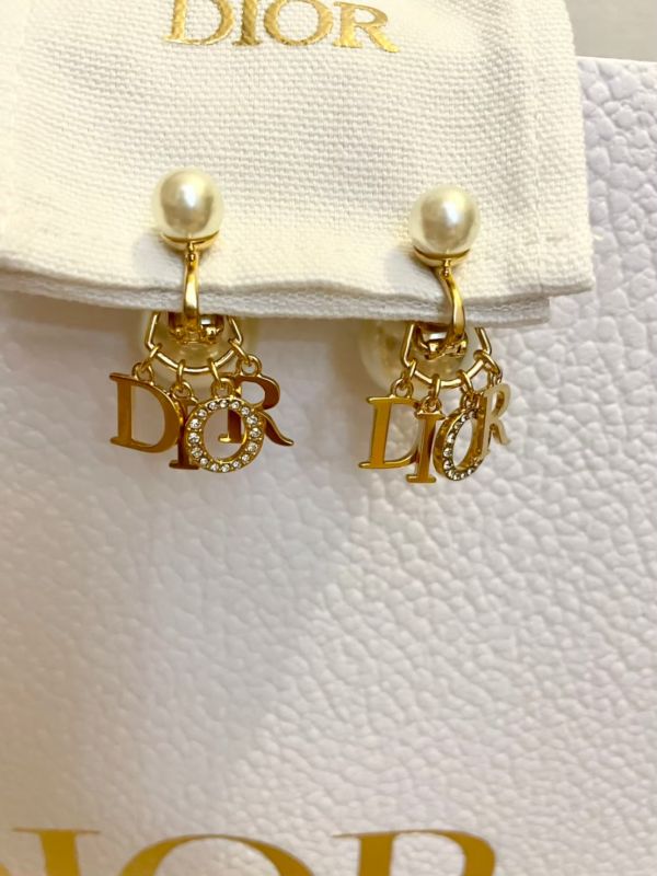 Dior 新款 珍珠夾式耳環 現貨Dior 新款 珍珠夾式耳環