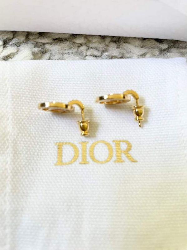 現貨Dior 鑲鑽CD標幟耳環 現貨Dior 鑲鑽CD標幟耳環