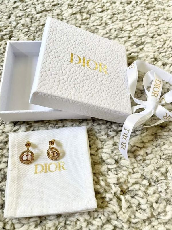 現貨Dior 鑲鑽CD標幟耳環 現貨Dior 鑲鑽CD標幟耳環