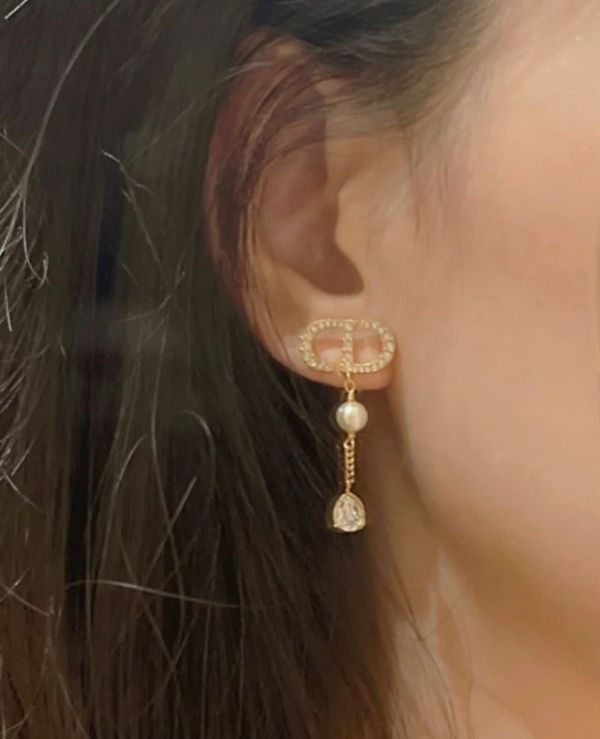 現貨Dior PETIT CD 耳環 金色 現貨Dior PETIT CD 耳環 金色色調金屬、白色樹脂珠和白色水晶