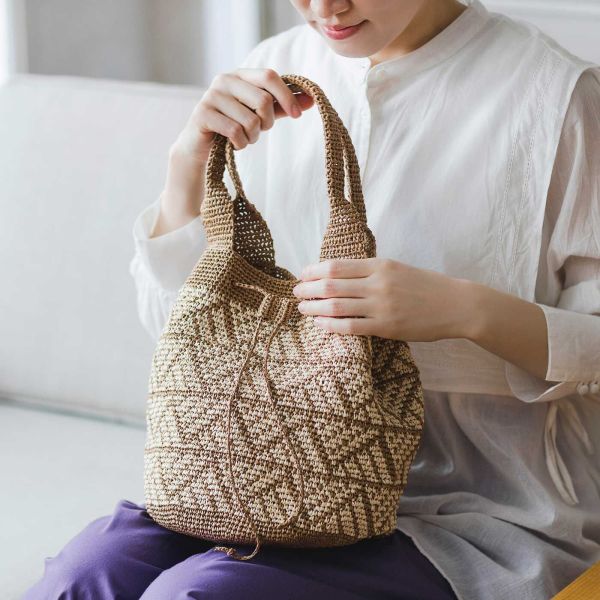 ＳＡＳＡＷＡＳＨＩＦＬＡＴで編むたっぷり入る幾何学模様のきんちゃくバッグ 