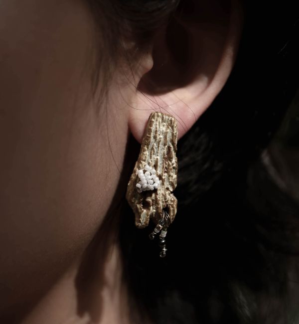 大美｜樹 花 系列｜貼耳長型白露地衣耳環 