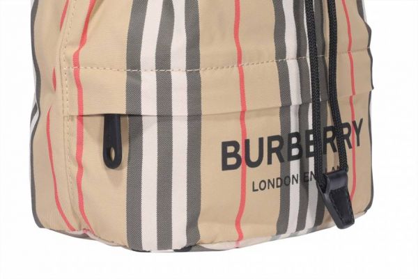 Burberry 80267371 徽標印花條紋尼龍抽繩水桶包  /可自繫肩帶﻿ 