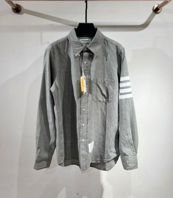 Thom Browne 男款 Chambray 4 條紋襯衫  灰色﻿ (小尺寸女款可穿)    尺寸0XS/1S 