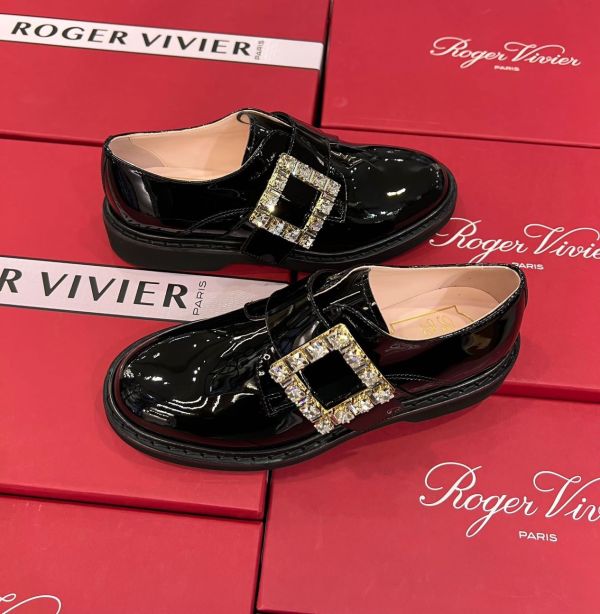 Roger Vivier 女款 Viv Rangers 側面鑽扣德比樂福鞋  黑色  IT 35.5/36.5/39.5 Roger Vivier 女款 Viv Rangers 側面鑽扣德比樂福鞋
