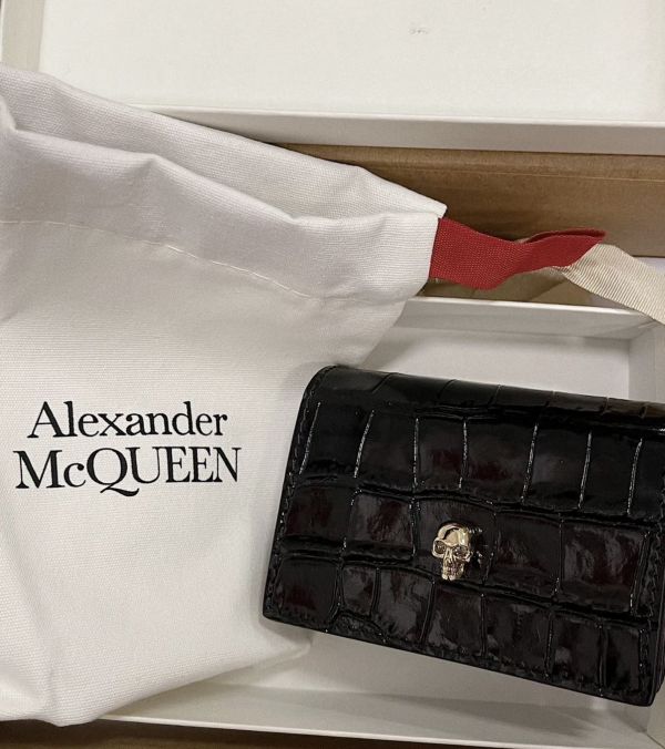 Alexander McQueen 632032 骷髏裝飾鱷魚紋皮革鏈帶卡包  WOC黑色 