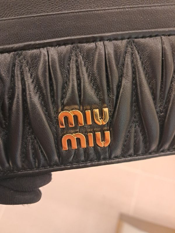 Miu Miu 5MC076 Matelasse 納帕軟羊皮卡片套  黑色 Miu Miu 5MC076 Matelasse 納帕軟羊皮卡片套

黑色