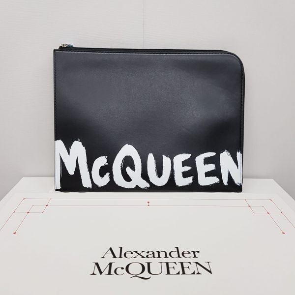 Alexander McQueen 609481 小牛皮徽標手拿包  可放IPAD/黑色 
