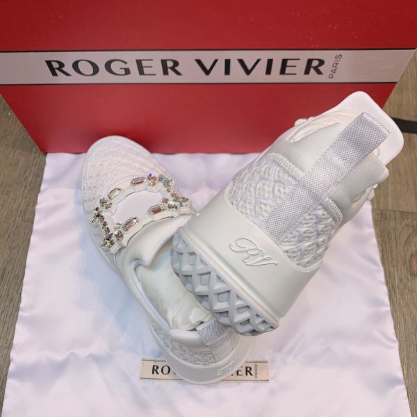 Roger Vivier Viv Run Light Strass 水晶方釦運動鞋  增高7.5公分 白色  IT 35/36/36.5/37/37.5/38/39 Roger Vivier Viv Run Light Strass 水晶方釦運動鞋

增高7.5公分 白色