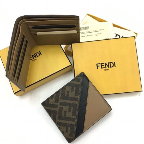 Fendi 7M0169 男款對角線  皮革布料雙折皮夾/短夾  棕色 Fendi 7M0169 男款對角線

皮革布料雙折皮夾/短夾

棕色