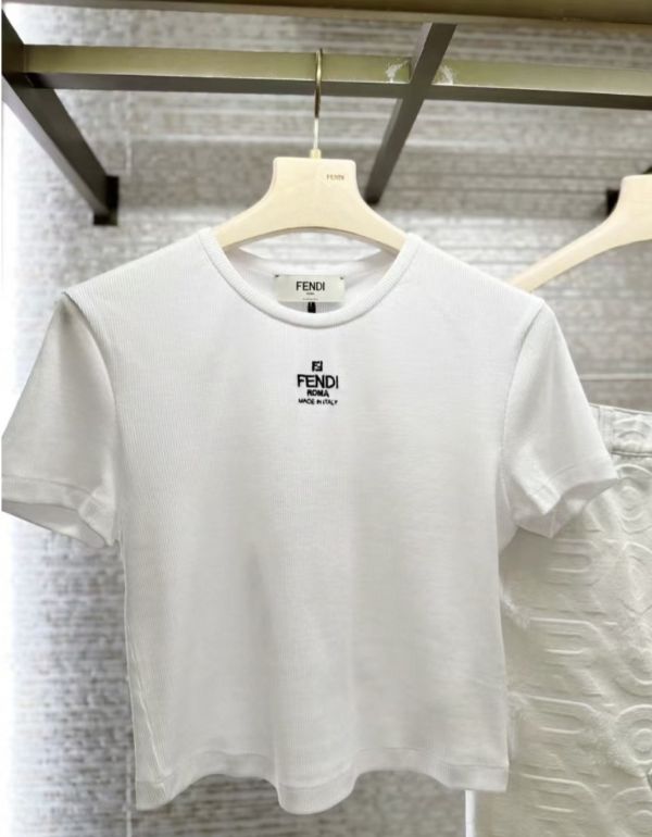 Fendi FS8110 女款修身剪裁短版圓領短袖T恤/上衣  S/M/L Fendi FS9619 女款白色平紋針織T恤/上衣