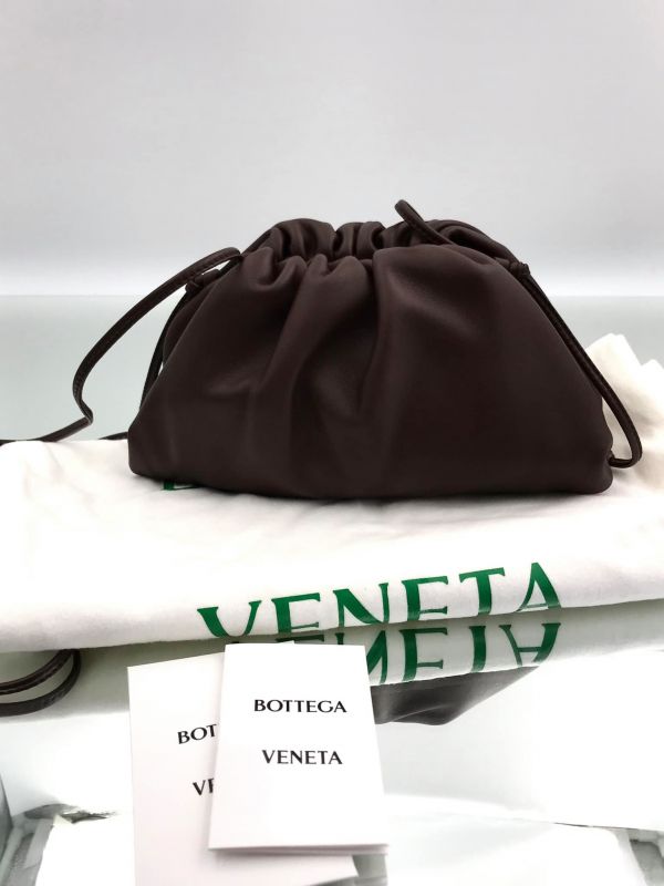 Bottega Veneta 585852 The Pouch 20 羔羊皮  迷你雲朵包 棕色 