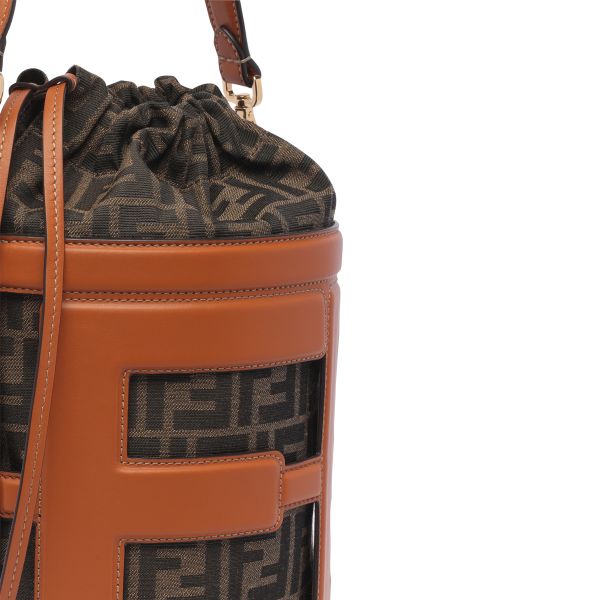 Fendi 8BT364 中款 Step Out 皮革和 FF 布料水桶包  棕色 