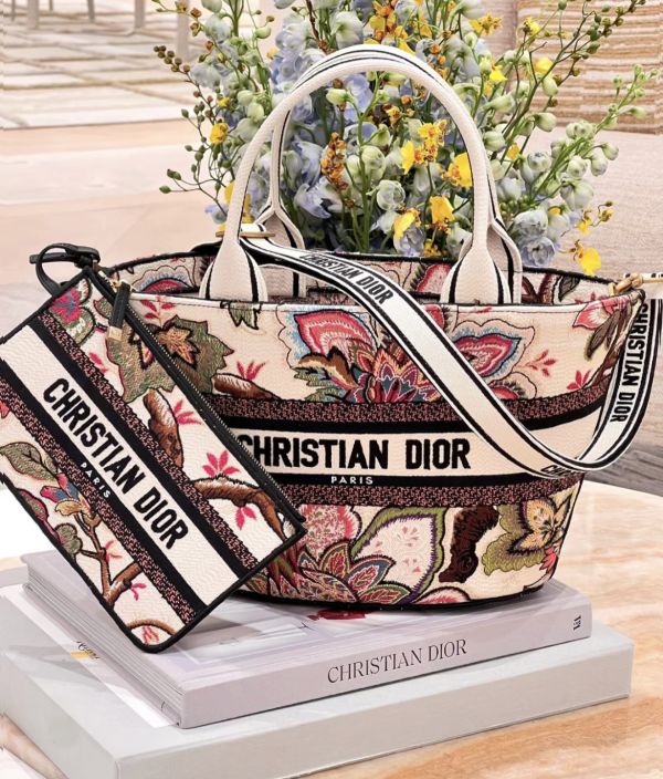 Dior 花卉及蝴蝶刺繡籃型手挽袋 Dior 花卉及蝴蝶刺繡籃型手挽袋



餅乾褐色