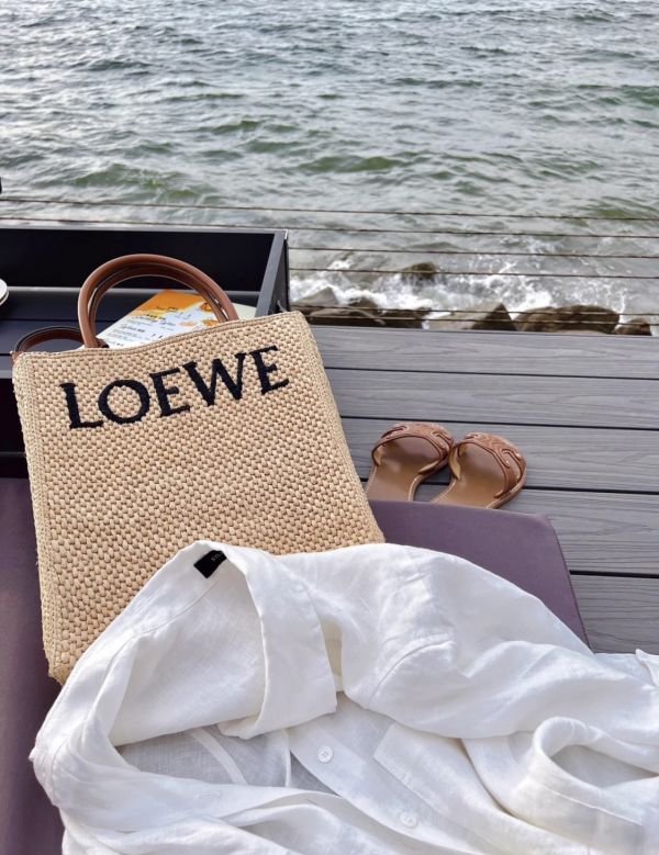 Loewe 酒椰纖維標準 A4 草編包  附可斜背長肩帶  原色 Loewe 酒椰纖維標準 A4 草編包