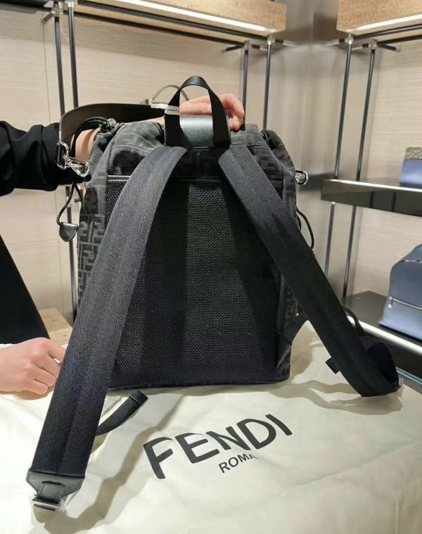 Fendi 7VZ070 男款 FF 布料中型抽繩背包   黑色 Fendi 7VZ070 男款 FF 布料中型抽繩背包 

黑色