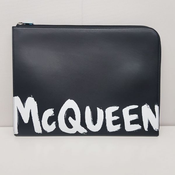 Alexander McQueen 609481 小牛皮徽標手拿包  可放IPAD/黑色 
