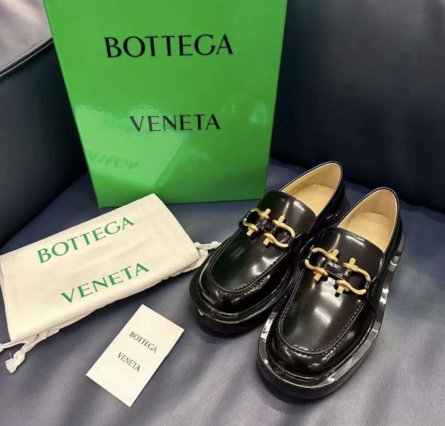 Bottega Veneta 女款 729880 厚底光面皮革樂福鞋  黑色/增高6公分  IT37/38/39 