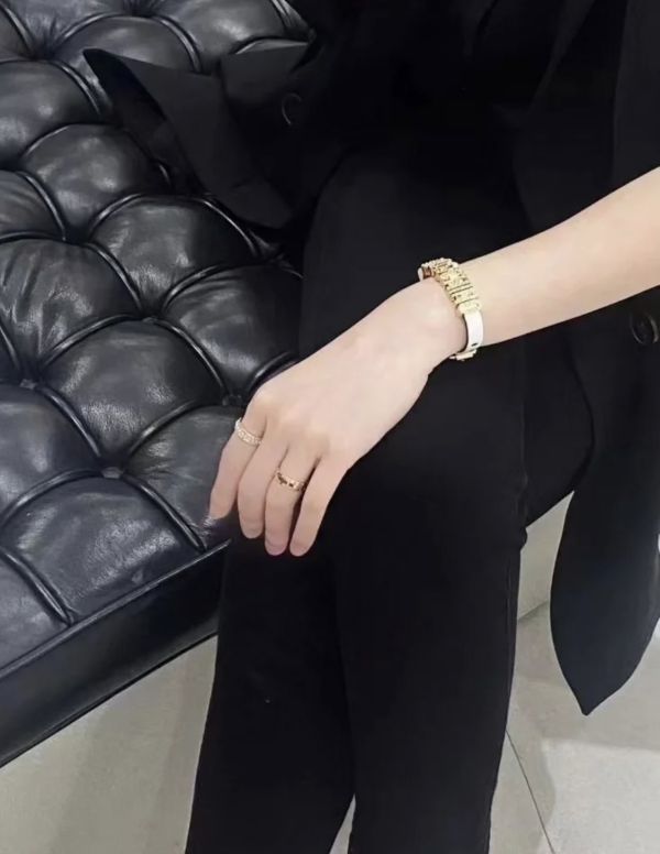 Moschino 女款銀色水晶Logo窄版手環 