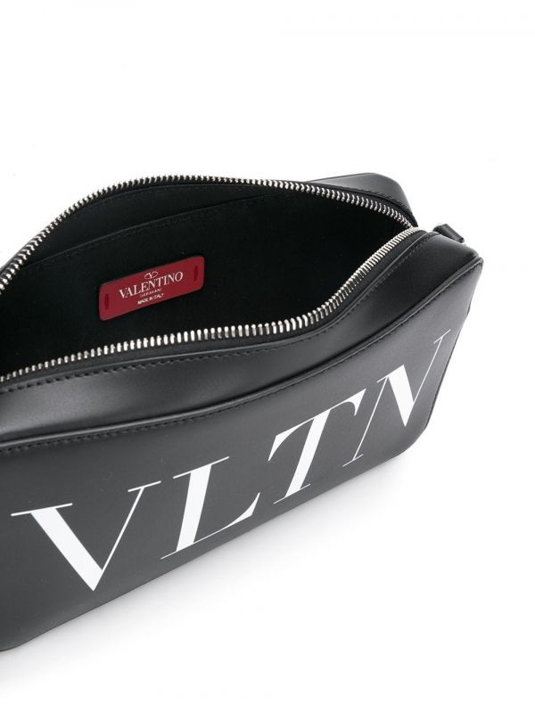 Valentino 男款 VLTN 小牛皮斜背包 黑色 