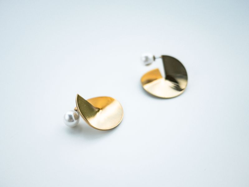 GAIA - 永 * 18 K 古金色耳環 18K古金色 圓形 幾何 曲面 珍珠 飾品 黃銅耳環 抗敏耳環