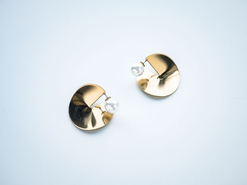 GAIA - 永 * 18 K 古金色耳環 18K古金色 圓形 幾何 曲面 珍珠 飾品 黃銅耳環 抗敏耳環