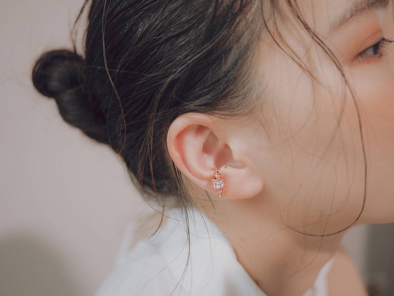 ONCE LITE | 空氣系 - 光年耳骨夾 * 三色 鋯石 鋯石飾品 個性耳骨夾 耳骨夾 耳夾 耳環 鋯石耳環 
鋯石耳夾