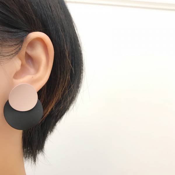 質感撞色圓片耳環-粉黑 耳環,貼耳式耳環,垂墜式耳環,夾式耳環,耳骨夾