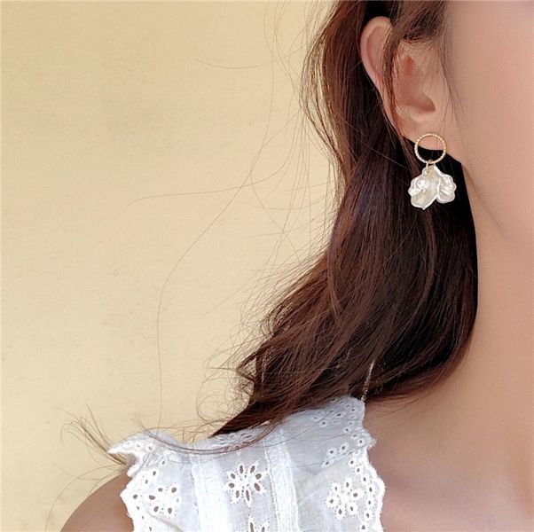 珍珠花瓣耳環 耳環,貼耳式耳環,垂墜式耳環,夾式耳環,耳骨夾