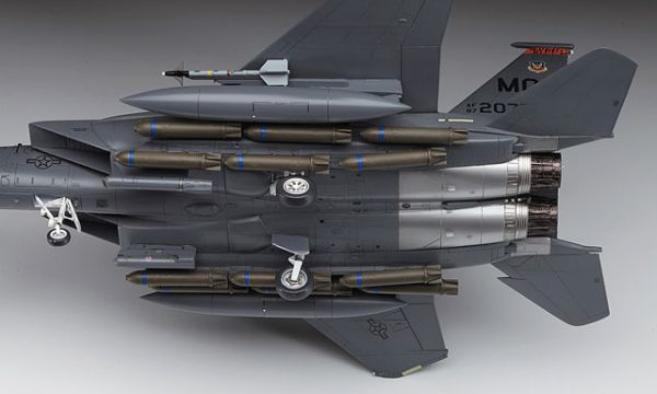 HASEGAWA 長谷川 1/72 美國空軍 F-15E 突擊鷹式戰鬥轟炸機 組裝模型 HASEGAWA 長谷川 1/72 美國空軍 F-15E 突擊鷹式戰鬥轟炸機 組裝模型