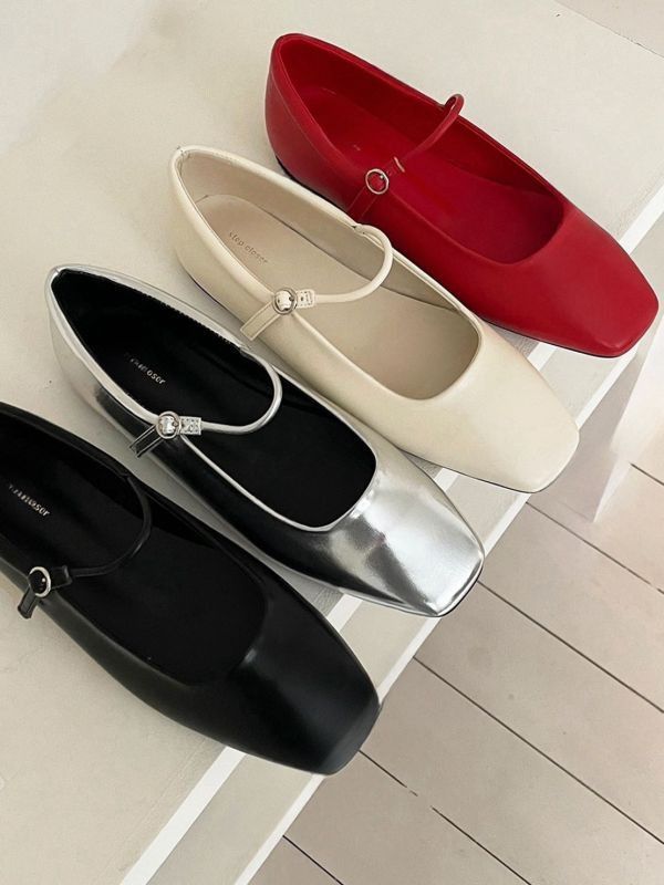 QS01 神可愛微方頭舒適細帶涼鞋（紅/米白/銀/黑） SS02 必須擁有的微厚底樂福鞋