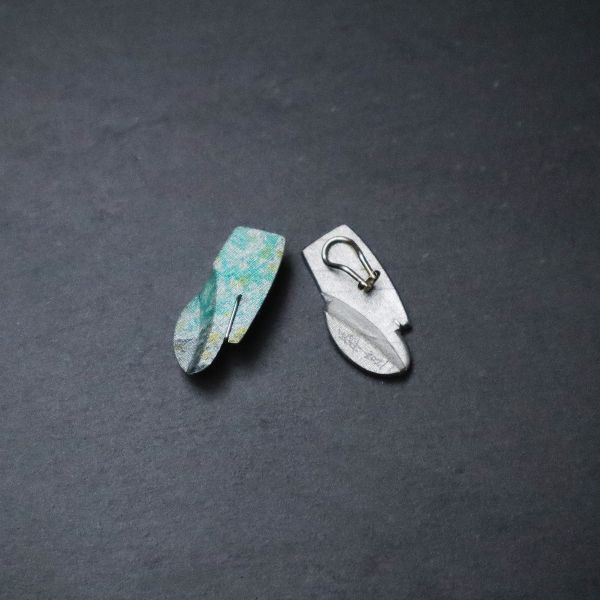 【江枚芳 Meifang Chiang Metal Arts】折葉耳夾式耳環   PICKING  LEAVES 耳環,耳夾,鋁,陽極處裡