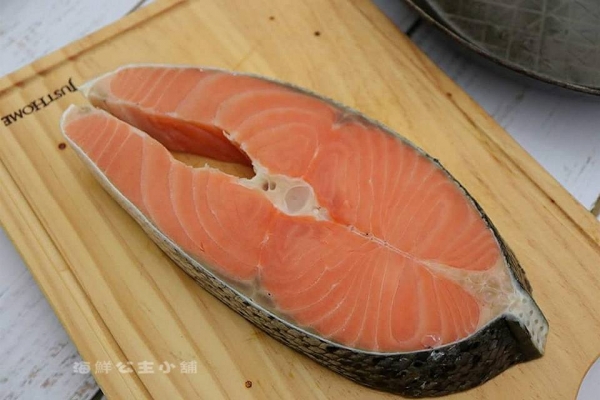 智利厚切鮭魚片   每片淨重超過330g 