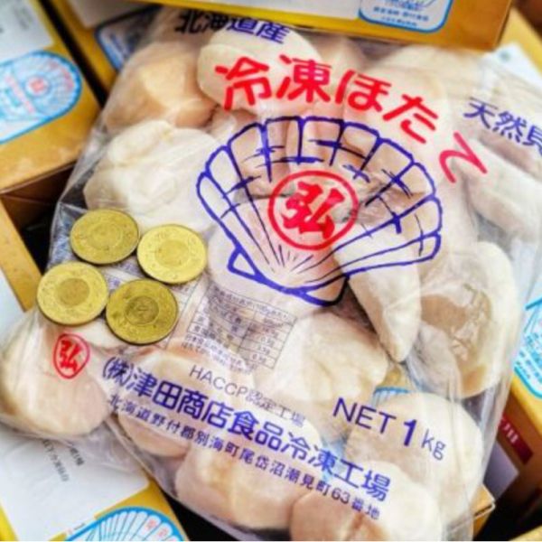 日本北海道生食級干貝(2L)     (直徑逼近7公分) 面寬有5個50元硬幣)  每盒1公斤 約16~20顆 