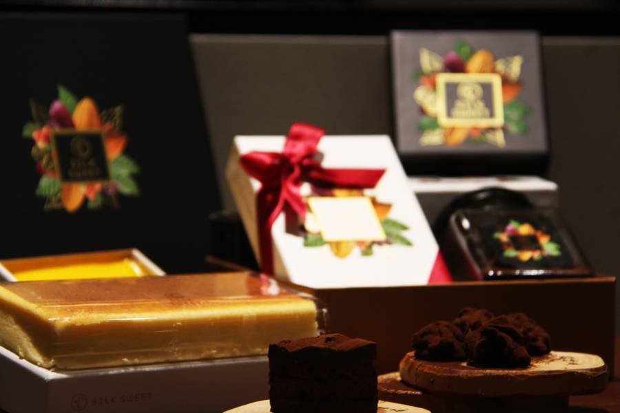 Special select cheesecake and chocolate  gift box 