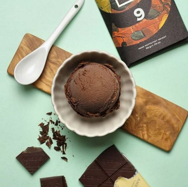 【莊園級黑巧克力冰淇淋】：70%以上昂貴頂級莊園黑巧克力製成！ 駱師傅法式冰淇淋, 巧克力, 法式冰淇淋, 宅配 , 黑巧克力, 法芙娜巧克力, 米歇爾科茲巧克力, 駱英毅