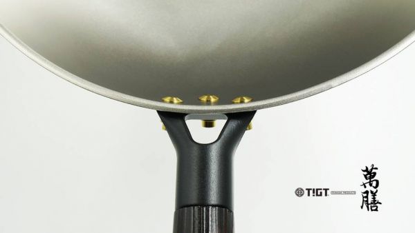 TIGT-萬膳純鈦炒鍋-直徑約32公分 <99% 鈦金屬一體成型製成> 彩妝,鈦金屬,LVMH,保時捷,日本,JAPAN,設計,鈦金屬,露營,GQ,Snowpeak,BMW,Audi,tesla,VW