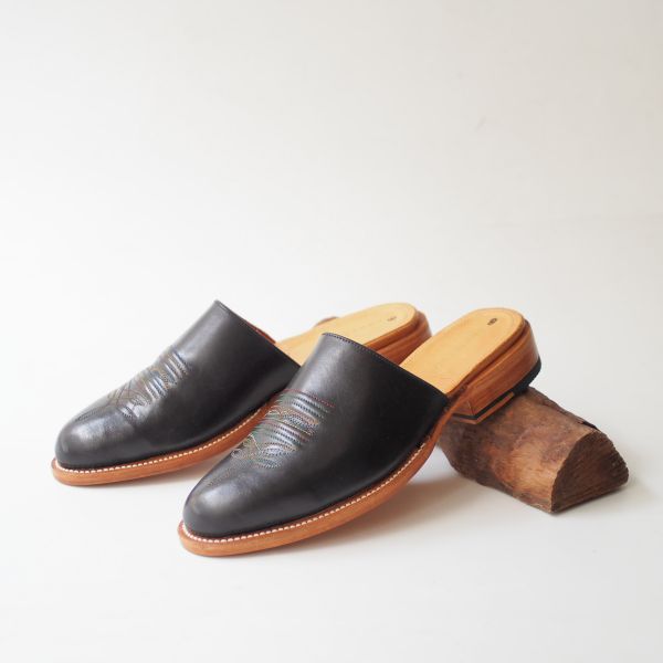 Unmarked Nahua Mule Leather Sandals unmarked,unmarked 台灣,unmarked 拖鞋, unmarked 
dr sole 拖鞋,刺繡拖鞋,皮拖鞋,穿搭 拖鞋