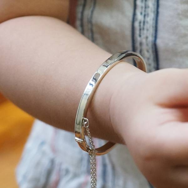 迷你簡約(baby大小)嬰兒純銀手環|寶寶彌月送禮小物紀念925純銀嬰兒手環(baby大小)(按鈕可開)(固定尺寸)彌月禮物 可加購刻字 嬰兒手環