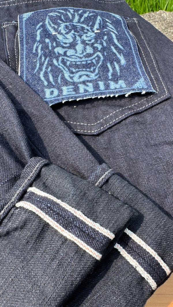 14oz 初代鬼デニム縱線藍染+橫線黑布料寬直筒版型 